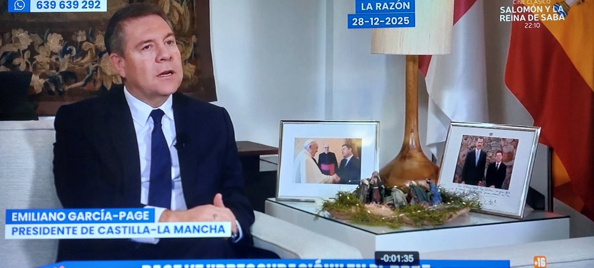 No tengo  ninguna duda que los padres de Emilio Page eran unos Socialistas de antaño Y lo que tengo tb absolutamente claro es que ls verdaderos SOCIALISTAS que muchos están todavía en las cunetas no saldrían en una entrevista con las fotos  del Rey y del Papa. #psoe #socialistas