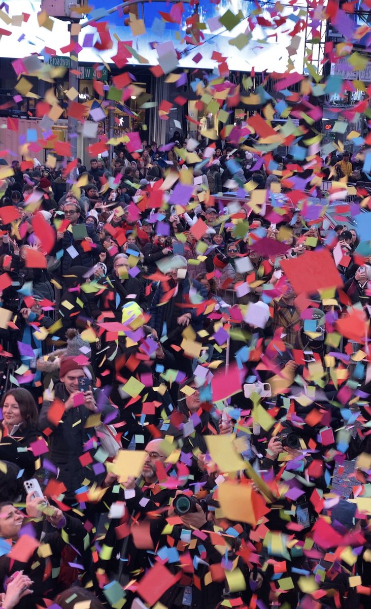 timessquareball's tweet photo. Today’s forecast: partly cloudy with a chance of confetti in Times Square!  @PlanetFitness successfully tested the #NYE confetti today 🎉

#ConfettiTest #NewYearsEve #BallDrop https://t.co/PCXx0fHTpY