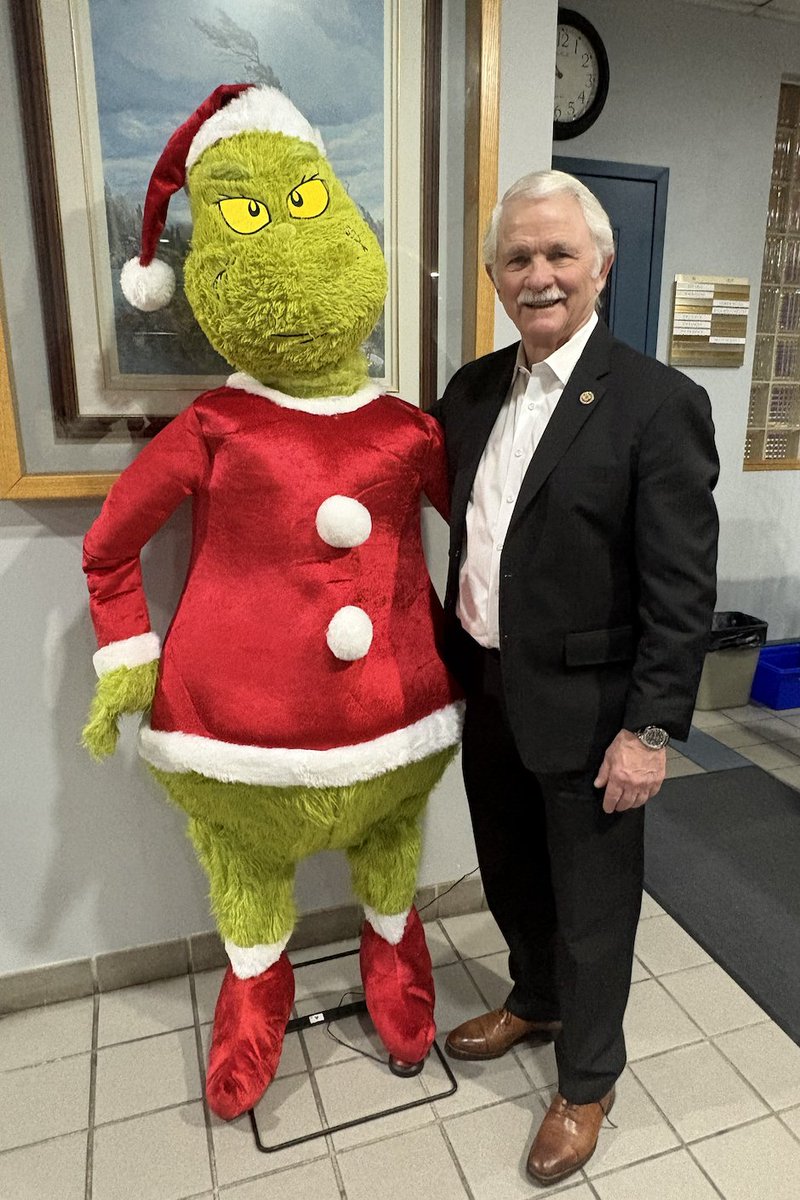 JimLeeWard2's tweet image. Janice and I had a wonderful time at the Unifor Christmas party last Friday—great dinner, dancing, and company. Thanks to the Unifor retirees who organized such a great event!

#Unifor #UniforRetirees #ChristmasParty #HolidayCelebration #GreatCompany #Community #Grateful