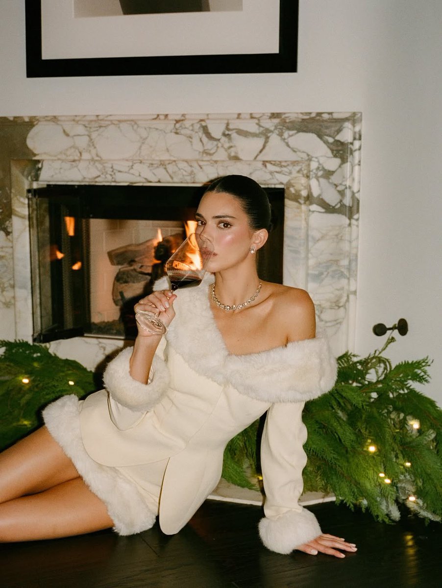 archivekend's tweet image. kendall jenner wearing vintage mugler for christmas eve 2025