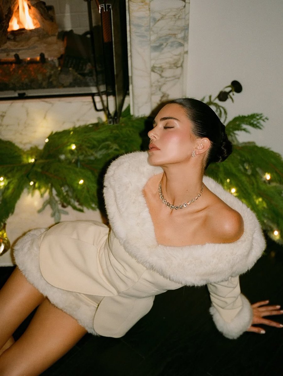 archivekend's tweet image. kendall jenner wearing vintage mugler for christmas eve 2025