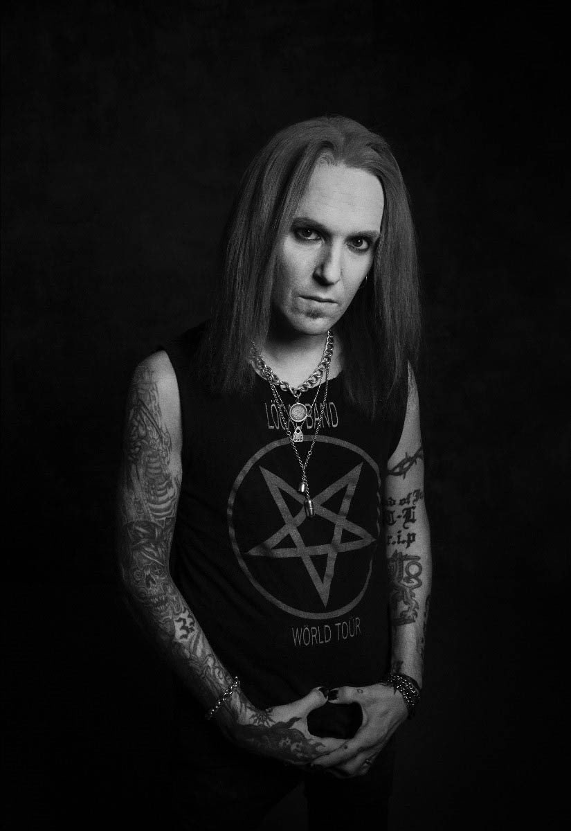 Un día como hoy hace cinco años, fallecía el gran líder de Children of Bodom, Alexi Laiho a los 41 años de edad por complicaciones derivadas de sus adicciones. 

Una pérdida tremenda para la escena del metal. Descanse en paz 🕊️