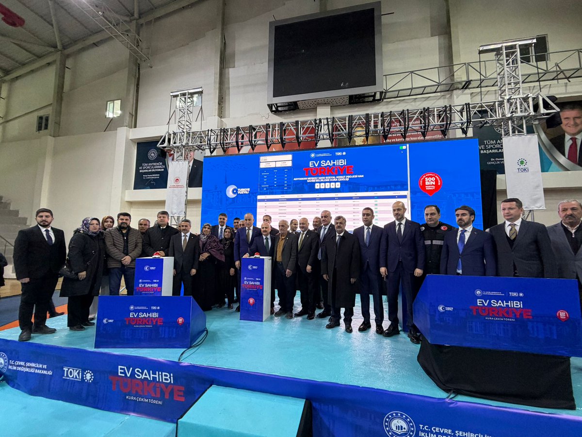 EmlakYonetim's tweet photo. 🏡 "Yüzyılın Konut Projesi" 500 Bin Sosyal Konut’un ilk kura çekilişi Adıyaman’da gerçekleştirildi.

🇹🇷 Ev Sahibi Türkiye hedefiyle hayata geçirilen 500 Bin Sosyal Konut Projesi kapsamında, Adıyaman’da inşa edilecek 6 bin 620 konutun hak sahipleri, noter huzurunda, şeffaf ve canlı yayımlanan kura töreni ile belirlendi.

📍 Adıyaman Yenimahalle Spor Salonu’nda yoğun katılımla gerçekleşen törende, deprem bölgesinde güvenli ve nitelikli yaşam alanlarının kararlılıkla hayata geçirildiği vurgulandı.

✨ Kura süreci, belirlenen takvim doğrultusunda Türkiye genelinde devam edecek.

#EvSahibiTürkiye #500BinSosyalKonut #YüzyılınKonutProjesi #Adıyaman #GüvenliYarınlar 🏠🇹🇷