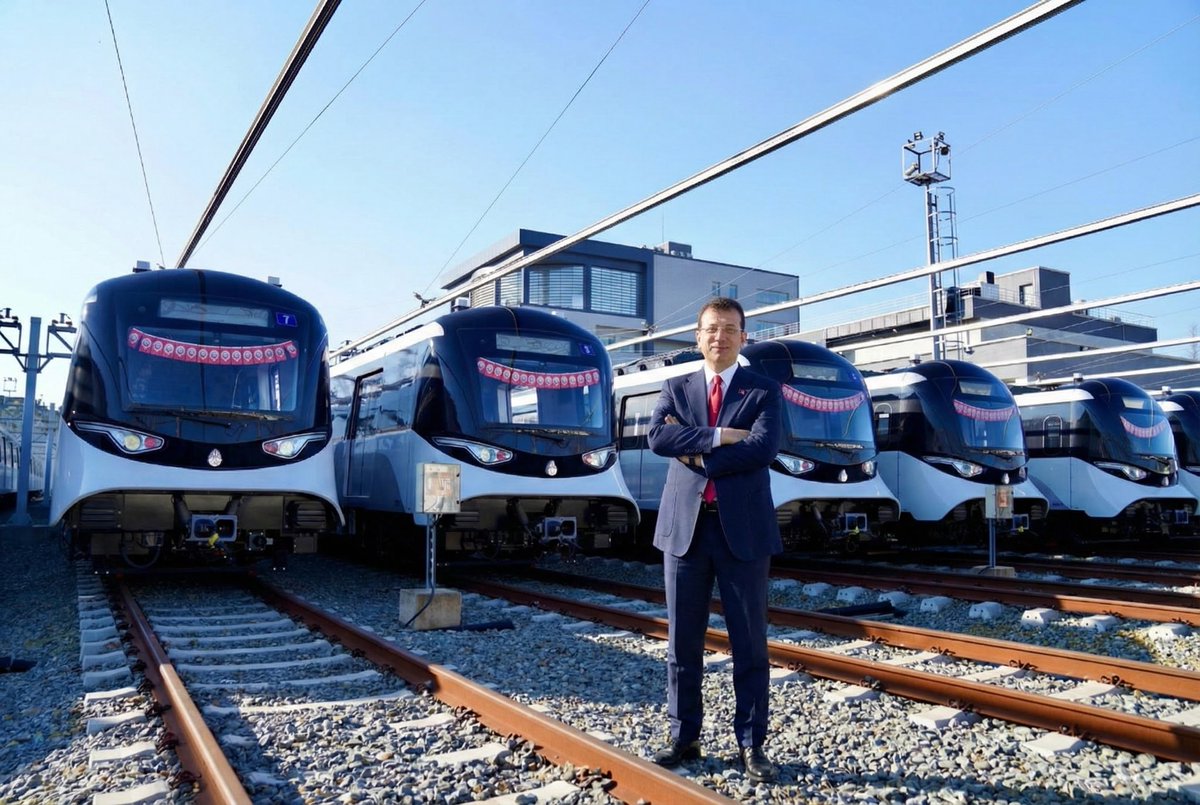 Güzel bir haber vermek istiyorum. Bugün 40 adet yeni metro aracımızı teslim aldık. 

Dünyanın en uzun süren ekonomik krizine rağmen yatırımlarımıza devam ediyoruz. 

Yeni hatlarımız açılıyor, araç filomuz yenileniyor.