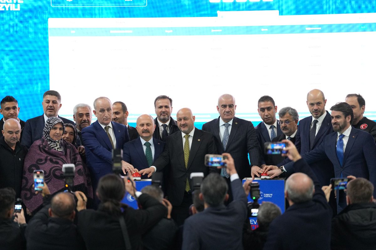 EmlakYonetim's tweet photo. 🏡 "Yüzyılın Konut Projesi" 500 Bin Sosyal Konut’un ilk kura çekilişi Adıyaman’da gerçekleştirildi.

🇹🇷 Ev Sahibi Türkiye hedefiyle hayata geçirilen 500 Bin Sosyal Konut Projesi kapsamında, Adıyaman’da inşa edilecek 6 bin 620 konutun hak sahipleri, noter huzurunda, şeffaf ve canlı yayımlanan kura töreni ile belirlendi.

📍 Adıyaman Yenimahalle Spor Salonu’nda yoğun katılımla gerçekleşen törende, deprem bölgesinde güvenli ve nitelikli yaşam alanlarının kararlılıkla hayata geçirildiği vurgulandı.

✨ Kura süreci, belirlenen takvim doğrultusunda Türkiye genelinde devam edecek.

#EvSahibiTürkiye #500BinSosyalKonut #YüzyılınKonutProjesi #Adıyaman #GüvenliYarınlar 🏠🇹🇷