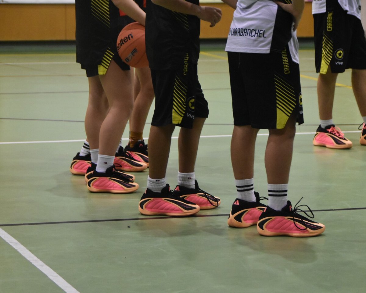 🚀🏀 Probamos en pista las nuevas Anthony Edwards 2 “With Love”

El pasado 18 de diciembre, nuestros deportistas testearon este nuevo modelo de Adidas en un entrenamiento especial gracias a <a href="/BsktballEmotion/">Basketball Emotion</a> . 

¡Una experiencia de primer nivel! 🙌