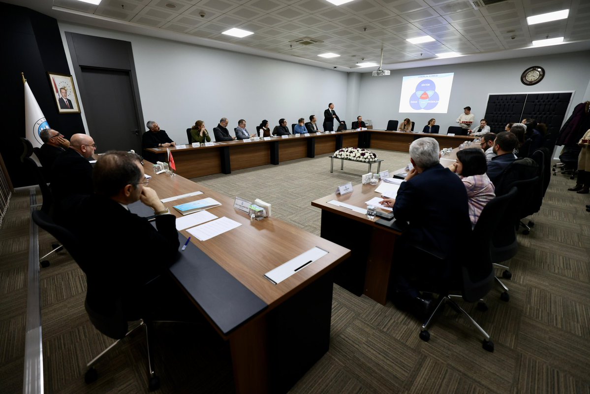 Üniversitemiz Senato ve Yönetim Kurulu Toplantılarını gündem maddelerini görüşerek ve karara bağlayarak gerçekleştirdik.

Öncesinde, Senato Üyemiz Prof. Dr. Özgür Demirtaş “Dijital Liderlik” konusunda sunum yaptı. Ardından Eğitim-Öğretim Kurum Koordinatörümüz Prof. Dr. Ebru Aykan