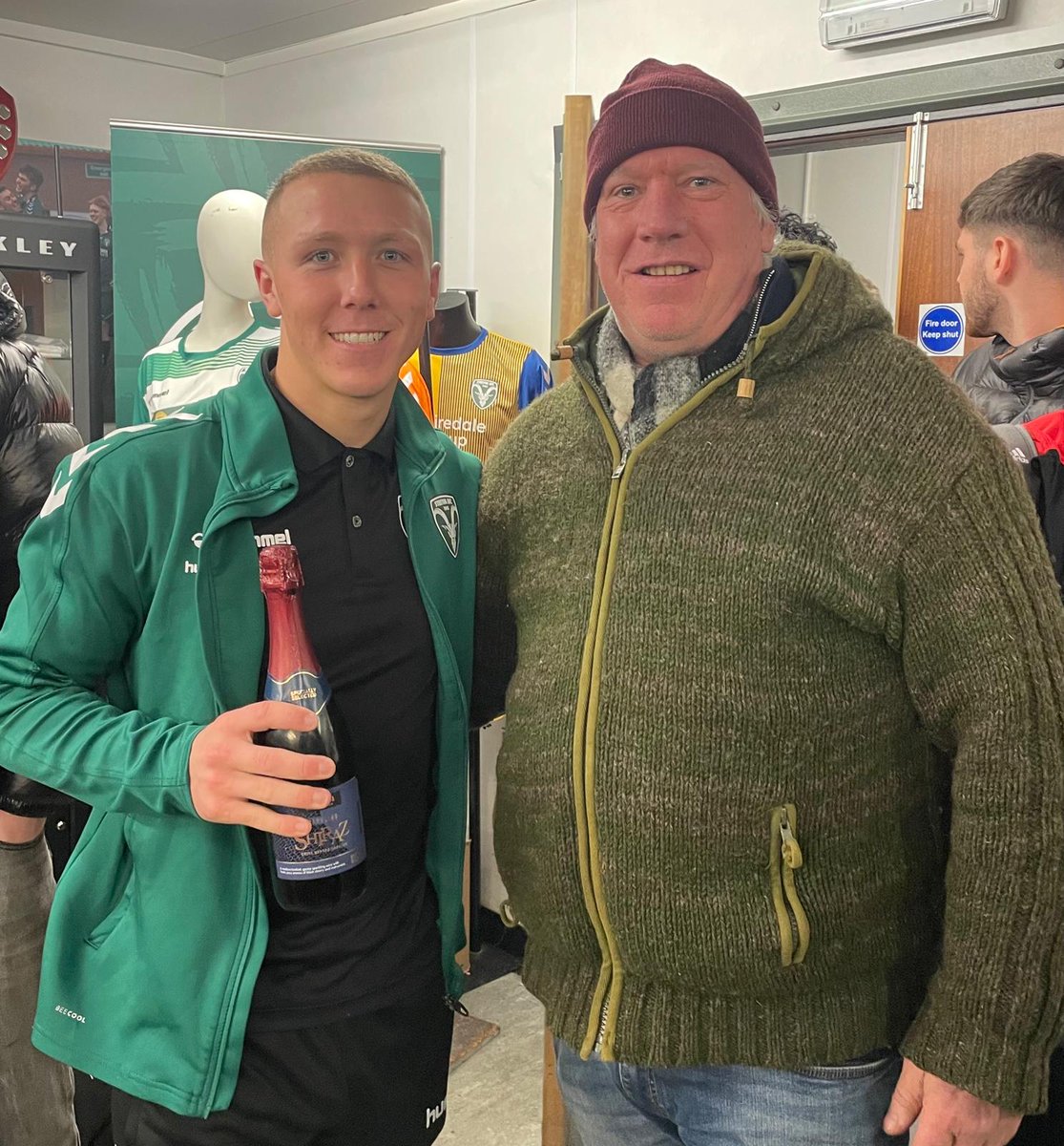 Steetonfc's tweet image. 🏆 MOTM | A massive thank you to Tony Marshall for sponsoring last weekend's Man of the Match award.

👏 His choice, presented on Tony's behalf by John Varley, was @Maccasmith8!

⚽ A goal and an assist in a superb showing down the right! 

#chevrons