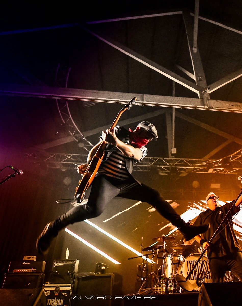 🇺🇾 TROTSKY VENGARÁN CIERRA EL ULTIMO SHOW DEL 2025 EN EL espaciocilindrico CON ENTRADAS AGOTADAS 🇺🇾

Mira todo lo que se viene acá 👇

instagram.com/p/DS21SRkkexZ/…