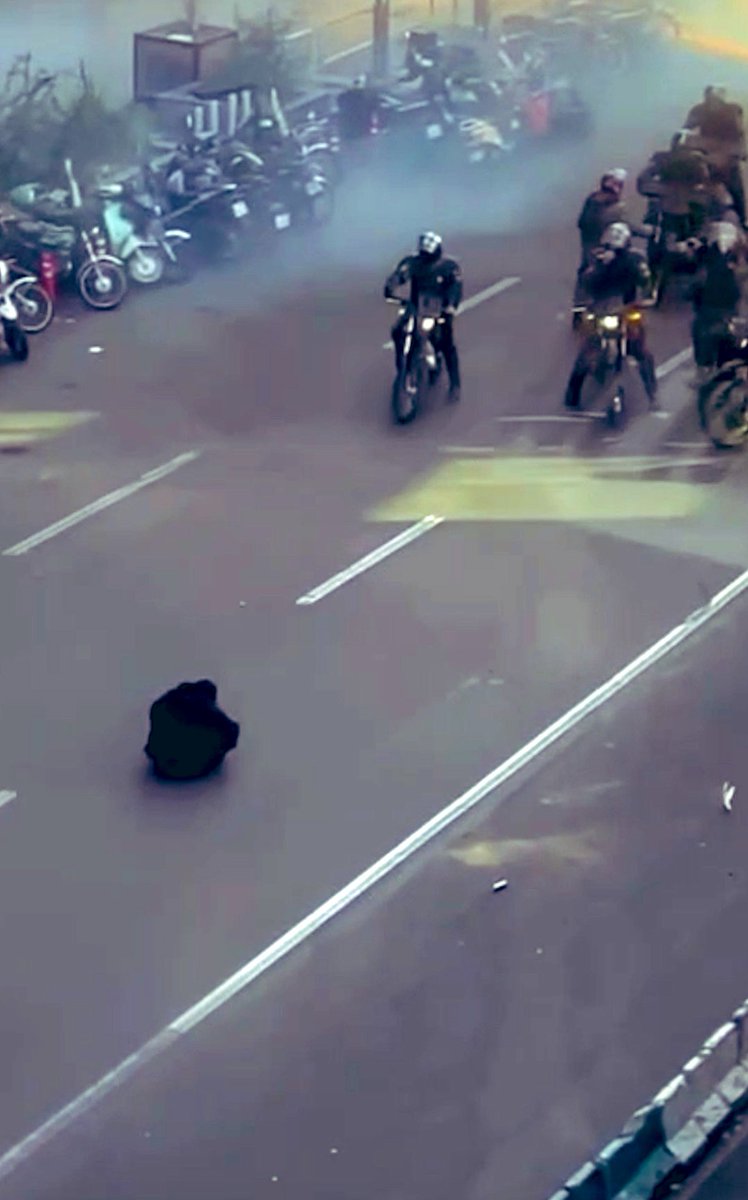 این #مرد با نشستن مقابل سرکوبگران برای #میهن و #آبادی شجاعانه ایستاد