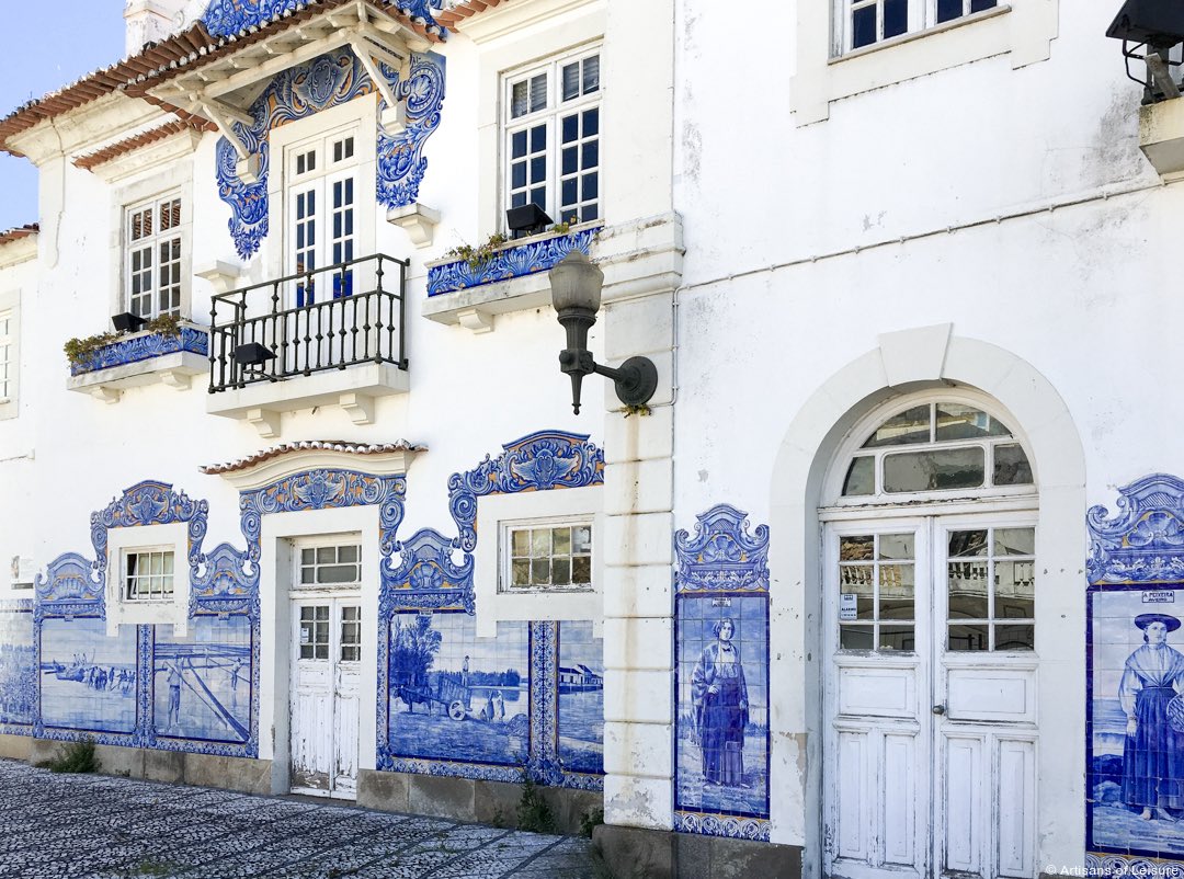 Can’t get enough of these Portuguese blue tiles.