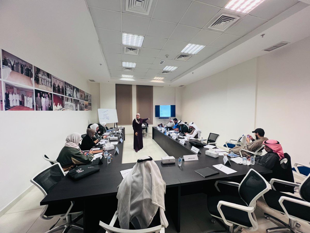 نظمت الجمعية الاقتصادية الكويتيــة ورشة عمل بعنوان
"تداول الأسهم بالتحليل الفني والذكاء الصناعي AI" 📈🤖
قدّمتها الأستاذة إيمان الأربش

 الاثنين 29 ديسمبر 2025