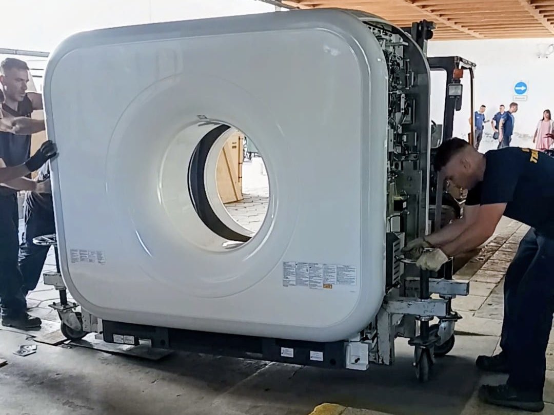 Esta mañana llegó al Hospital Rodolfo Rossi de #LaPlata un nuevo tomógrafo. 

Estamos sumando tecnología y reemplazando equipos en toda la red hospitalaria para garantizar más y mejor acceso al sistema.

Aún en momentos tan difíciles como este, la inversión en salud no se detiene