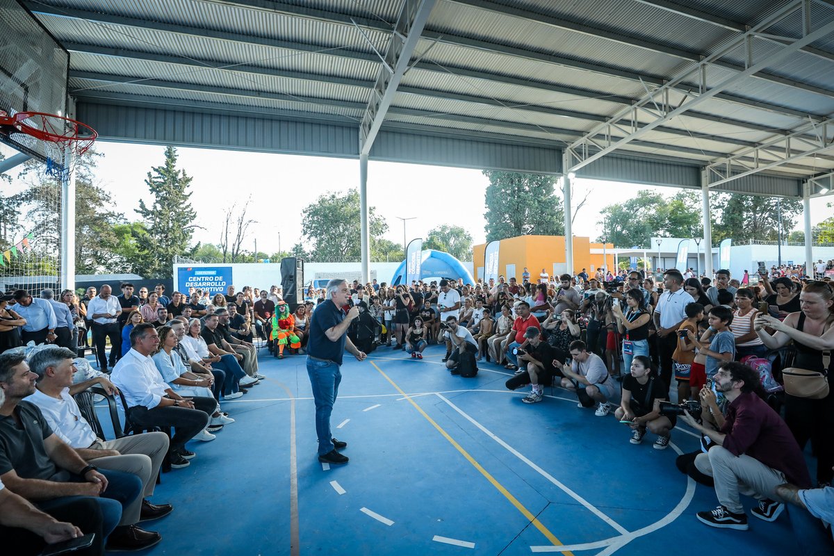 gobdecordoba's tweet photo. ☑️La apertura se realizó con una jornada recreativa que incluyó actividades deportivas, espectáculos y propuestas para todas las edades. Hubo demostraciones del programa #CBAX, actividades con premios, espacios de mini tenis, básquet, fútbol tenis y hockey, además de un número artístico circense acompañado por la @AgCbaCultura.
Durante el evento también se entregaron elementos deportivos a instituciones de la zona, fortaleciendo el trabajo comunitario y acompañando a clubes y organizaciones barriales.
Toda la info acá 🔗 https://t.co/8quD5nhHP0
#HacerParaCrecer