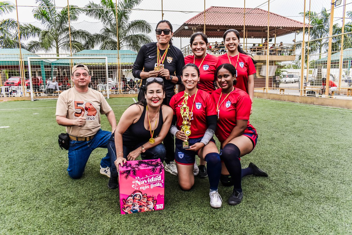 El Benemérito Cuerpo de Bomberos de Machala vivió una jornada llena de emoción, compañerismo y espíritu deportivo con la realización de las finales de varones y mujeres del Campeonato Interno Institucional, desarrolladas en las canchas de Zona Fútbol.

#ElHonorDeServir