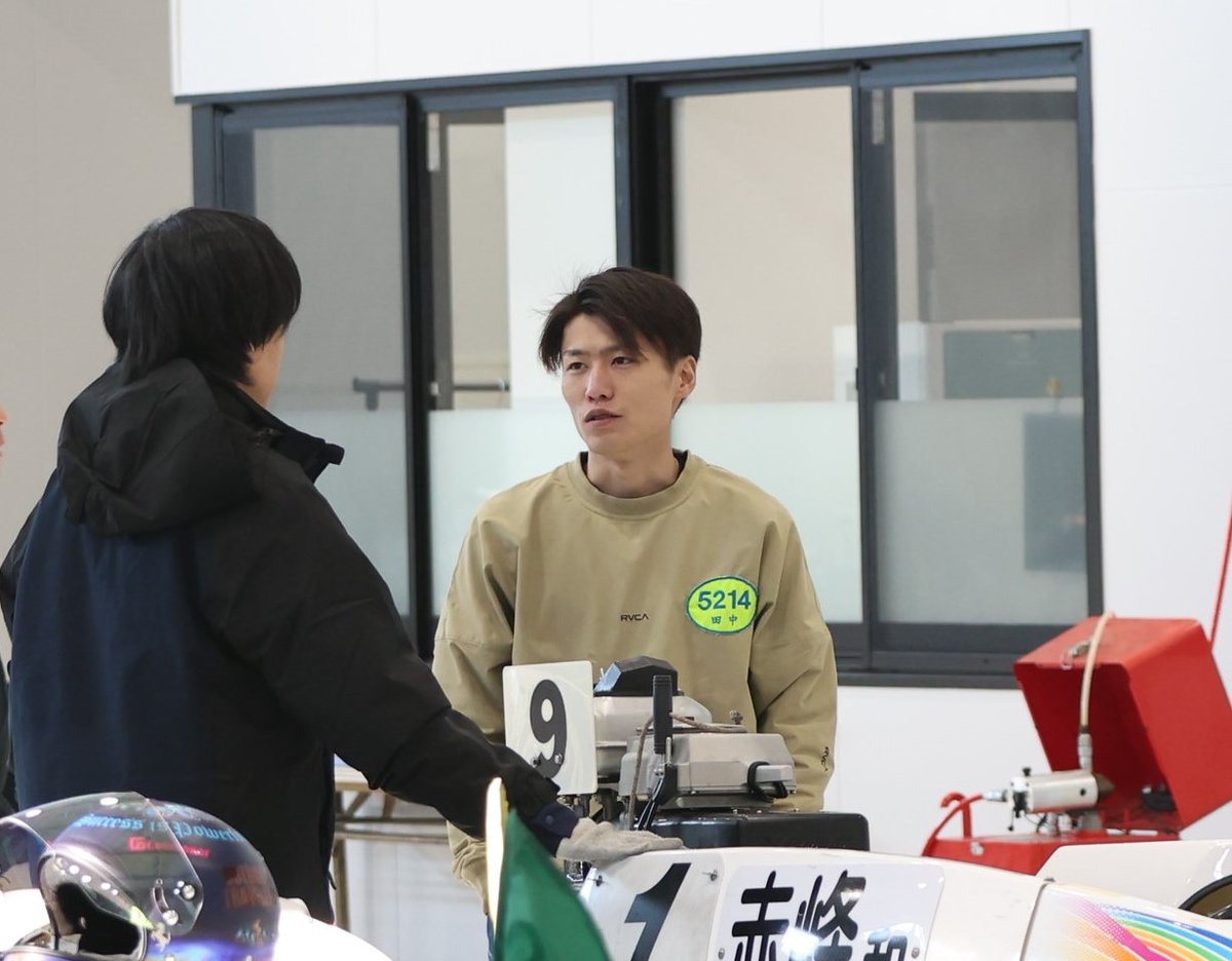 第６６回佐賀県選手権唐津ぴ～ぷる杯📺

４日目⛅️

ほほ笑ましい師弟のツーショット📸

峰竜太選手の頭に角が１本☝️
本当に仲が良い師弟です☺️

得点率２位の峰選手は整備をして気配アップ💪　

「足は普通だと思う」定松勇樹選手は１０位🤔

２４位タイの川辺郭人選手は１１Ｒで１着ノルマ🙄