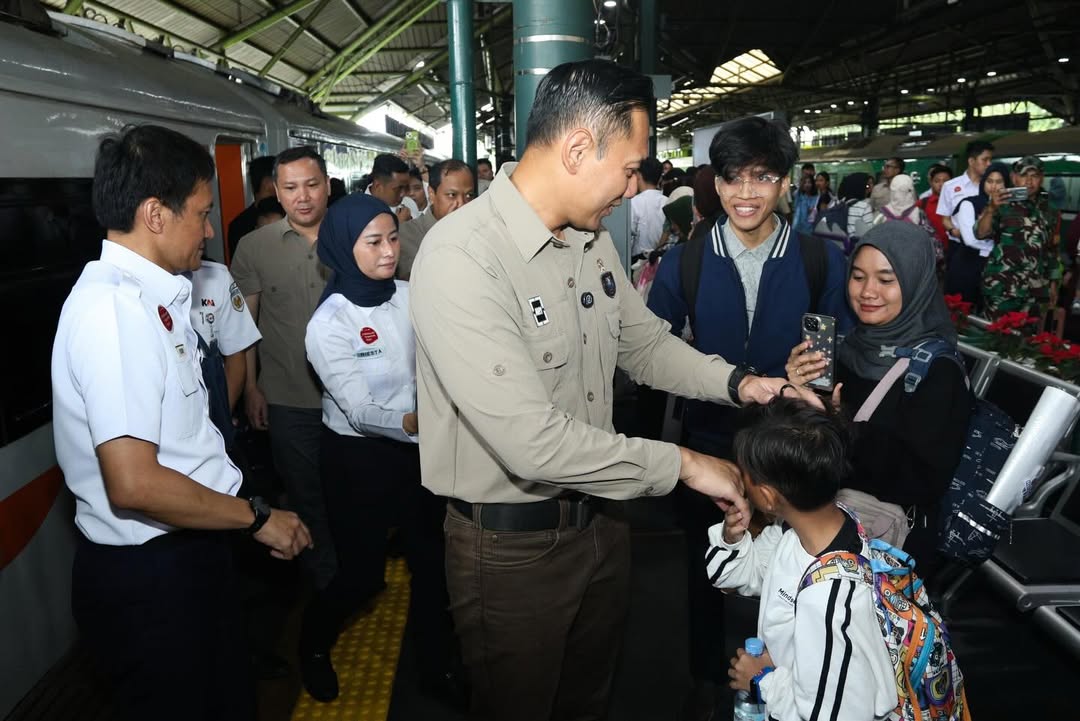 Menjelang masa libur Natal 2025 dan Tahun Baru 2026, Menko AHY melakukan kunjungan kerja sekaligus pengecekan lapangan di Stasiun Gambir, Jakarta. Bersama jajaran Kemenkoinfra, AHY memastikan kesiapan layanan transportasi kereta api bagi masyarakat.