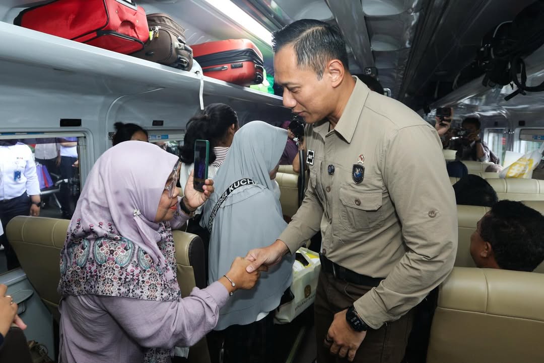 Menko AHY menyampaikan apresiasi kepada Direktur Utama KAI Bapak Bobby Rasyidin beserta seluruh jajaran KAI atas kesiapan operasional, pengelolaan posko 24 jam, serta langkah-langkah mitigasi yang telah disiapkan untuk menjamin keselamatan.