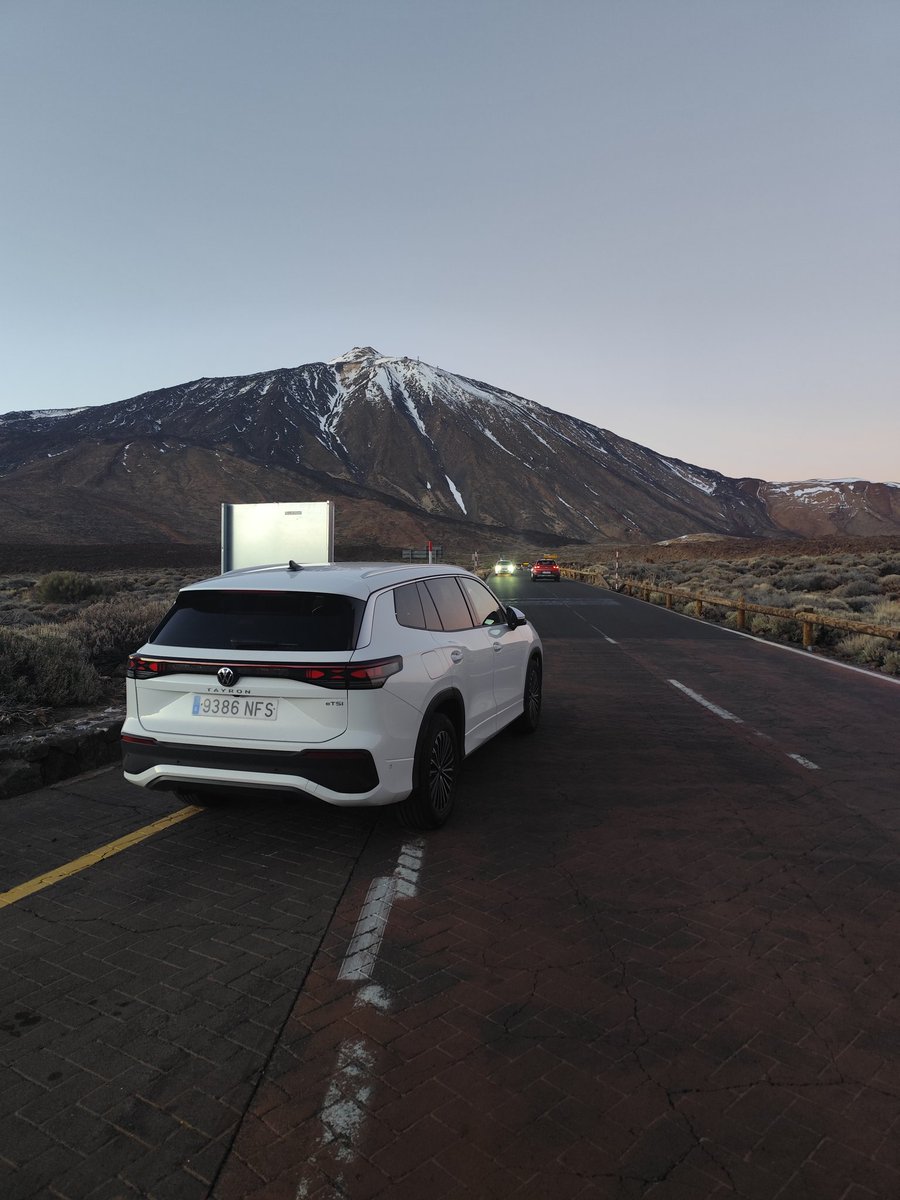 Nos quejamos de los turistas, y que alguien de la isla haga esta golfada, poniendo en peligro a los conductores que deben invadir el sentido contrario para esquivarlo, por no querer aparcar a 20m. Denunciarlo mínimo, no se puede ser + basura. Cerraba el Teide hasta que se cuide!