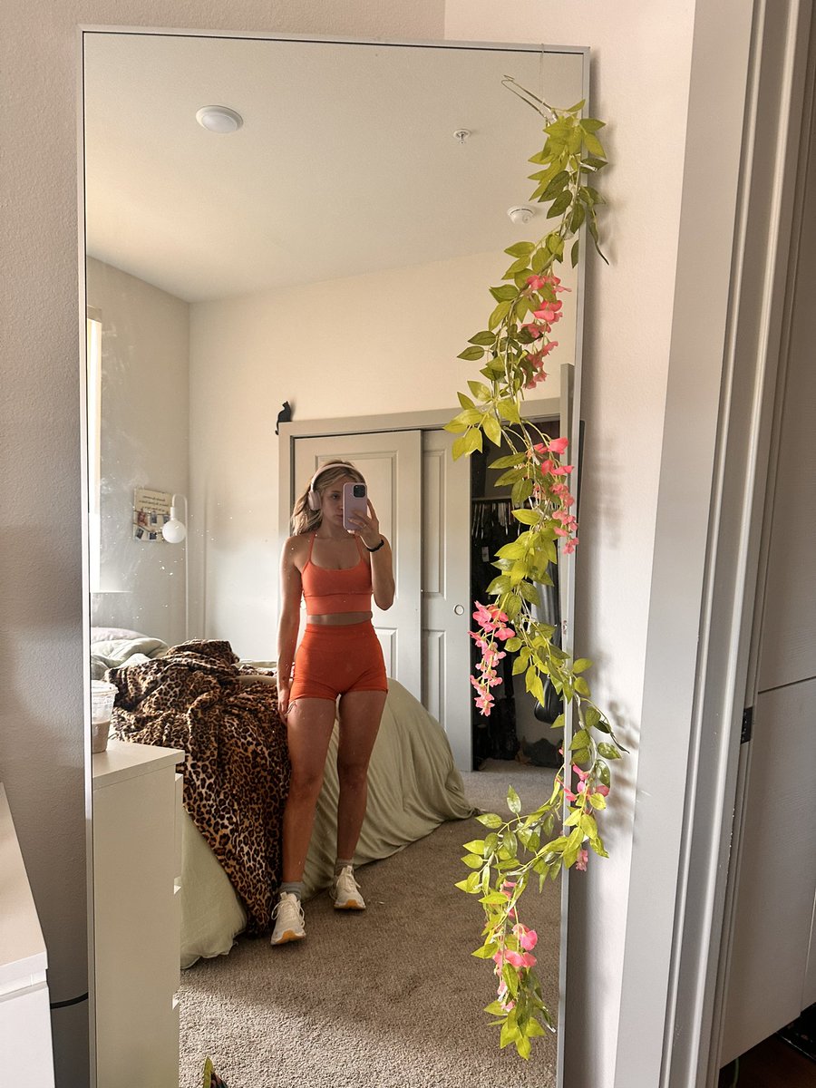 madsandcheez's tweet image. today’s matching fit 🍊