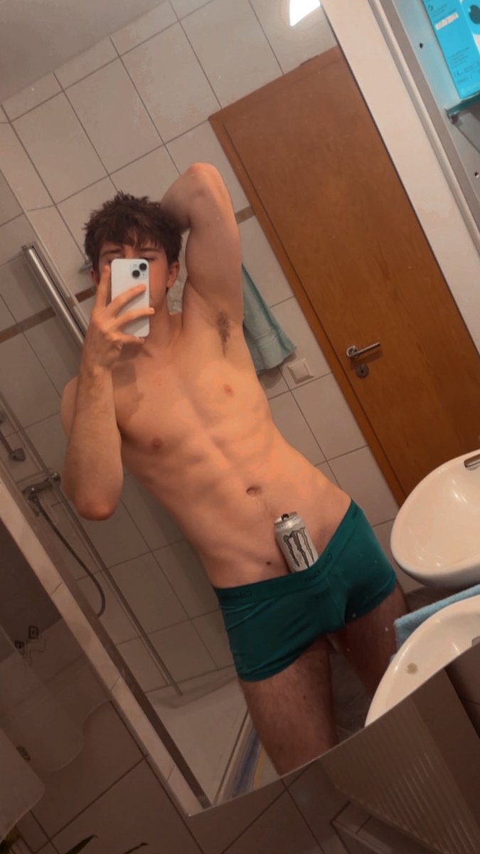 Wich white monster are you choosing? 💦👅

(Rt for nude version, i send quick)