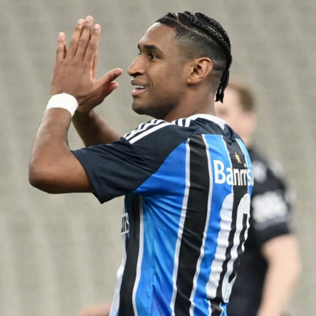 Grêmio e Tetê têm acordo avançado. Após negativa por empréstimo, o clube  prepara proposta definitiva ao Panathinaikos, em torno de €5 milhões,  parcelados. O jogador deve pedir para sair. 📷 Grêmio Dompa, image size:1024x1024