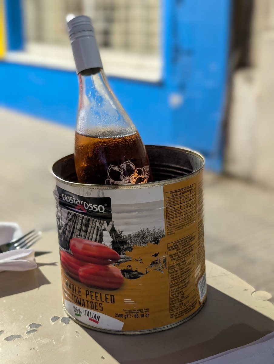 Это розовое вино в банке из под томатов со льдом, пролистывай дальше