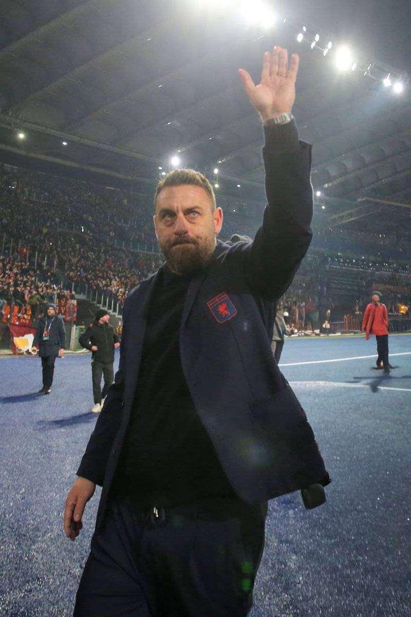 romanewseu's tweet image. Chiamatelo "avversario" se ci riuscite. Noi non ce la facciamo. 💔❤️💛
​Stasera l’Olimpico ha riabbracciato Daniele De Rossi. Un uomo che ha dato il sangue per questa maglia, un capitano che ci ha difeso in ogni battaglia. Vederti su quella panchina ha fatto un effetto strano, ma…