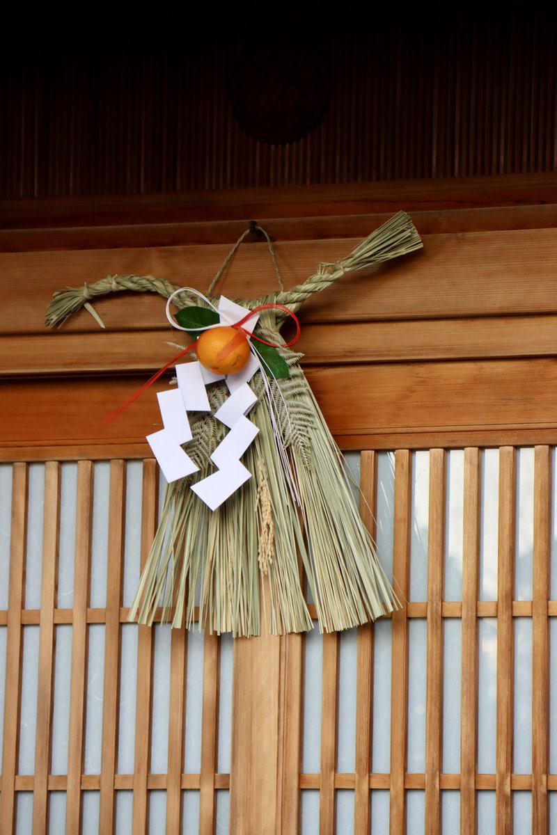 #年末
#水辺
#朝陽
#山茶花

令和七年十二月三十日
おはようございます
朝陽が雲山から登る
水辺で鴨の鳴き声を聞く
忙しいけれど
楽しい今日になりますように

December 30, 2025
Good morning.
The morning sun rises over mountain of clouds.
I hear the ducks quacking by the water.
It's busy,