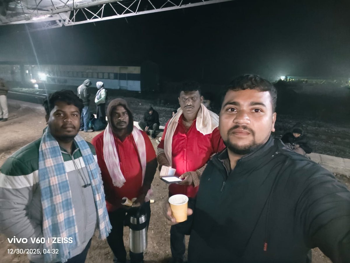 yourjagabhai's tweet photo. Is mushkil situation me bhi subah lagbhag 4:35 baje Indian Railways ne passengers ke liye chai, pani aur biscuits ki vyavastha ki.
Mushkil waqt me passengers ka khayal rakhne ke liye Thank you Indian Railways 🙏🇮🇳🚆
@RailwaySeva 
@AshwiniVaishnaw 
@RailMinIndia 
@GMSRailway https://t.co/7XH4NIN14F