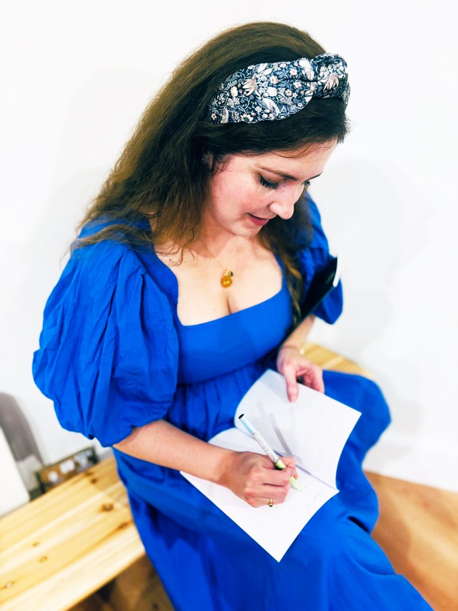 Danielle C 🌘📚 ✨ 🧙‍♀️ tweet media