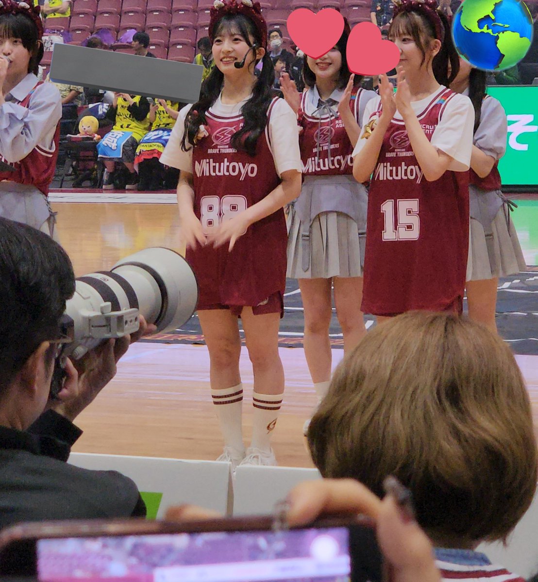 秋山由奈　直筆サイン入りタペストリー