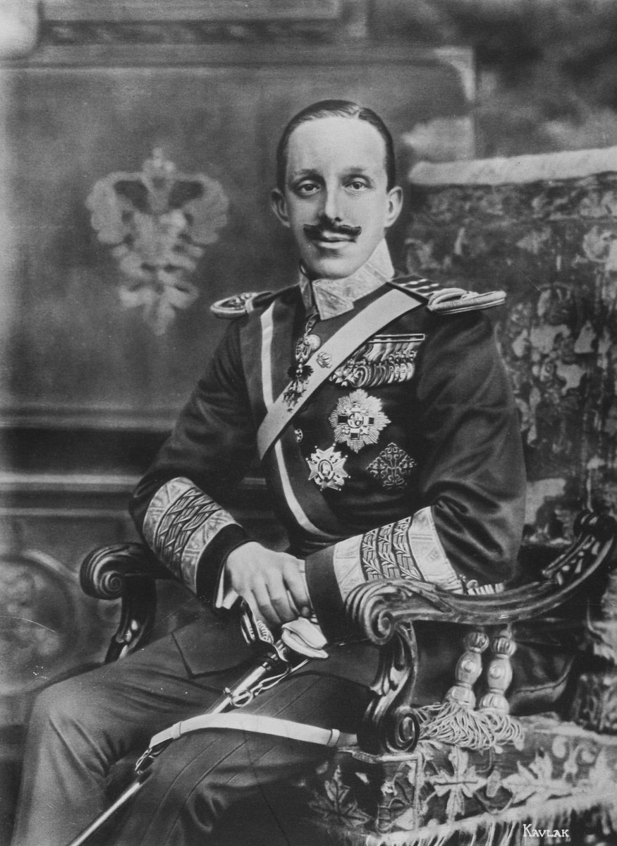 #TalDiaComoHoy 1930, la dictablanda de Berenguer anuncia elecciones municipales en abril de 1931. Alfonso XIII cree salvar la Corona con un gesto "liberal".
Pero entrega España a sus enemigos internos del Pacto de San Sebastián. 
El rey acaba huyendo y se proclama la II República