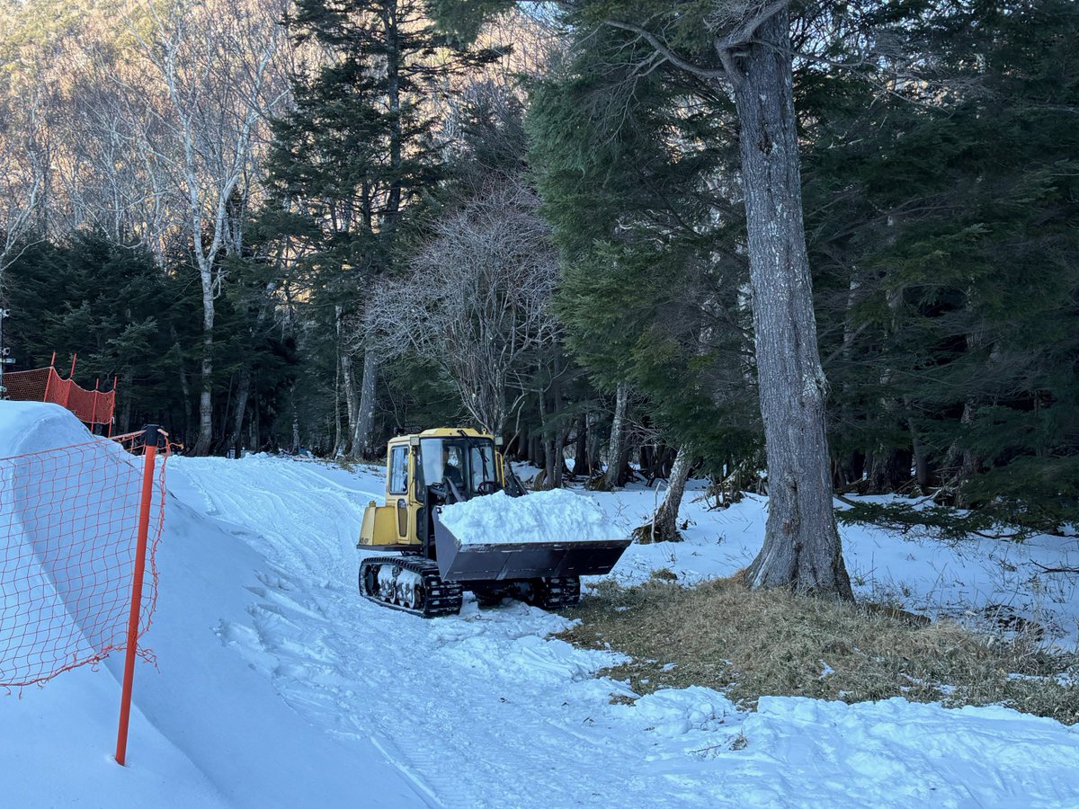 yumotoski01's tweet photo. 2025年12月30日（火）　天候：晴
（リフト運航開始のお知らせ）
積雪不足に伴いゲレンデ整備を行っておりましたが、第5リフト（Bコース）の営業を開始いたします。尚、積雪量が少ないため、ブッシュ等がでている個所がございます。滑走の際は十分ご注意ください。
※リフトは1基のみの営業となります https://t.co/UrEk3YQ1rh