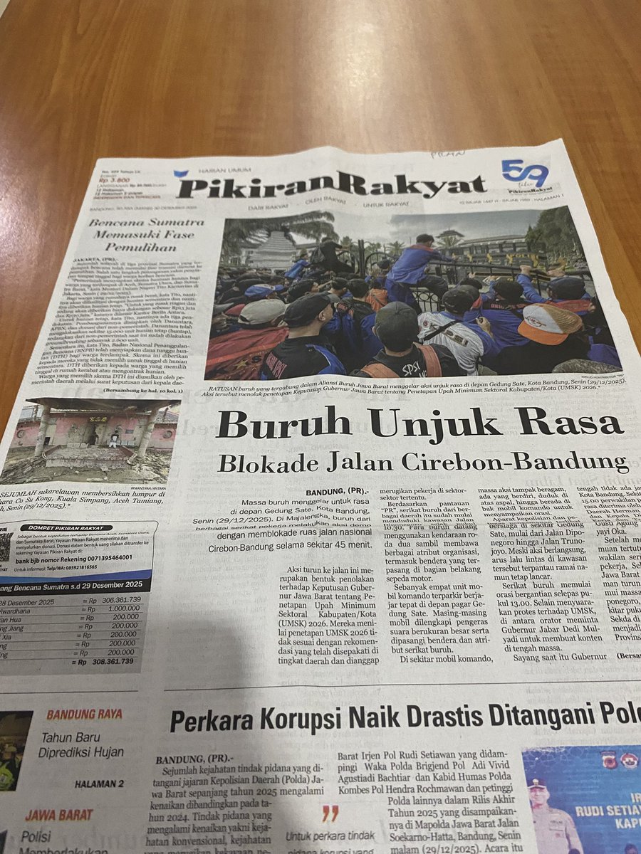 pikiran_rakyat's tweet photo. Selamat Pagi Sobat PR!
.
Koran Pikiran Rakyat hari membahas tentang "Buruh Unjuk Rasa Blokade Jalan Cirebon-Bandung" hingga "Rp335 Triliun untuk MBG Tahun 2026".
.
Untuk pembahasan lengkapnya baca di Koran Harian Umum Pikiran Rakyat!

#pikiranrakyat #koranPR https://t.co/dYh1B4nwMi