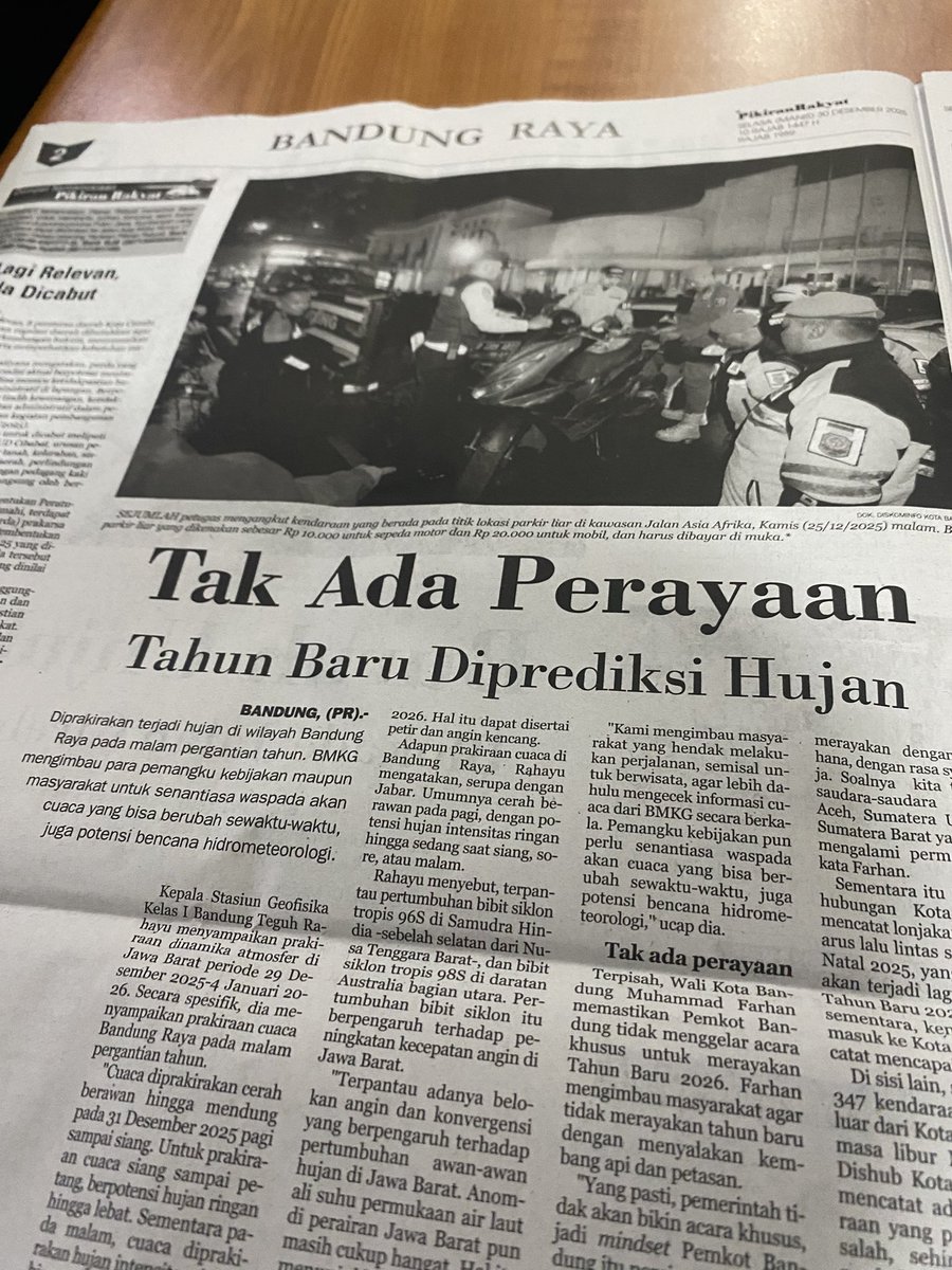 pikiran_rakyat's tweet photo. Selamat Pagi Sobat PR!
.
Koran Pikiran Rakyat hari membahas tentang "Buruh Unjuk Rasa Blokade Jalan Cirebon-Bandung" hingga "Rp335 Triliun untuk MBG Tahun 2026".
.
Untuk pembahasan lengkapnya baca di Koran Harian Umum Pikiran Rakyat!

#pikiranrakyat #koranPR https://t.co/dYh1B4nwMi