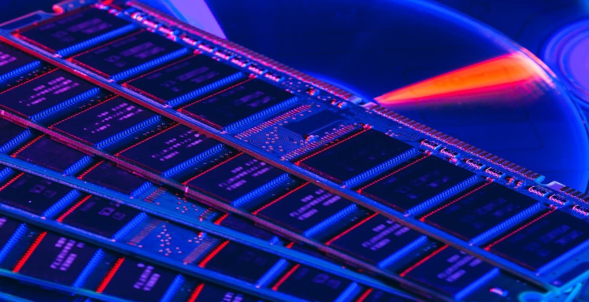 💻 Boom da IA gera escassez de memória RAM, ameaçando vendas de PCs e lançamentos de consoles.

A IDC alertou em dezembro que os preços de PCs podem subir de 4% a 8% em 2026, já que a escassez global de memória impulsionada pela demanda de data centers de IA ameaça contrair o