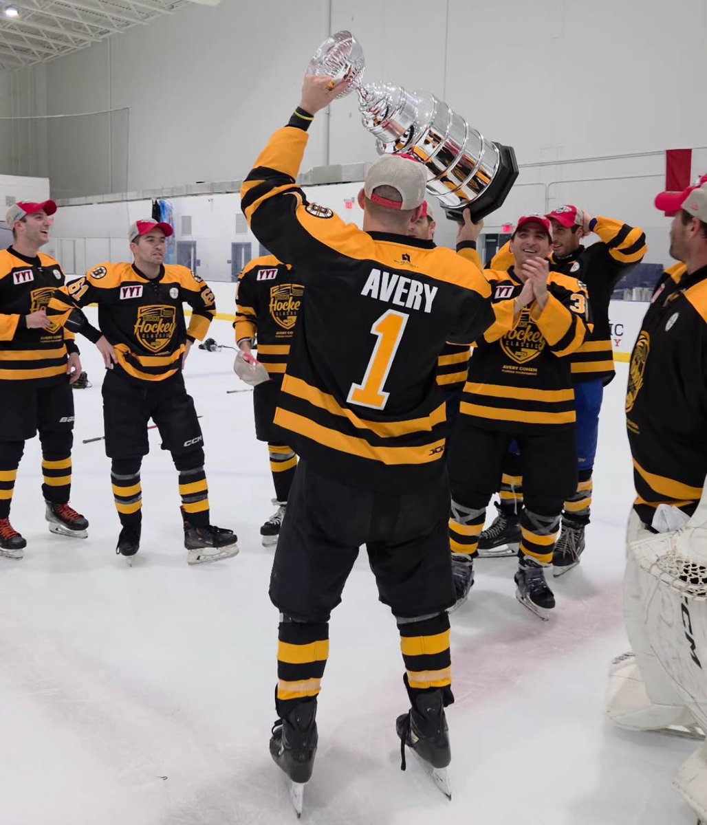 JewishHockey's tweet image. Over 900k was raised at Rofei Cholim Cancer Society’s Florida Classic on Sunday, as 169 players playing for 11 teams in 2 divisions vied for the Kiddush Cup.

Mazel Tov to Oathe Group and BrAvery on winning their divisional championships 🤩