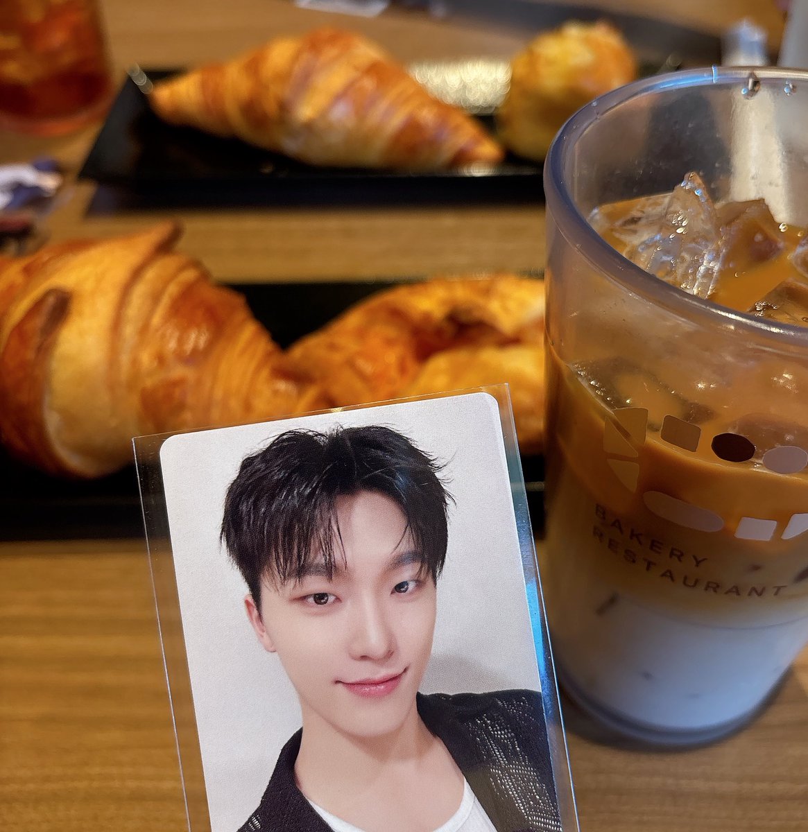 プロフィール確認MINTOトレカ多め トレカにいろんな景色を見せて楽しんでいる写真)