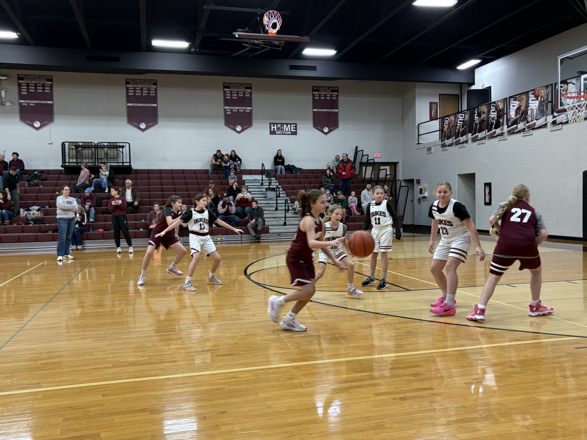 WEVSD_sports's tweet photo. 2nd and 4th grade youth girls basketball teams are here with us tonight to cheer us on and provide halftime entertainment! https://t.co/Yvg8ZTorjf