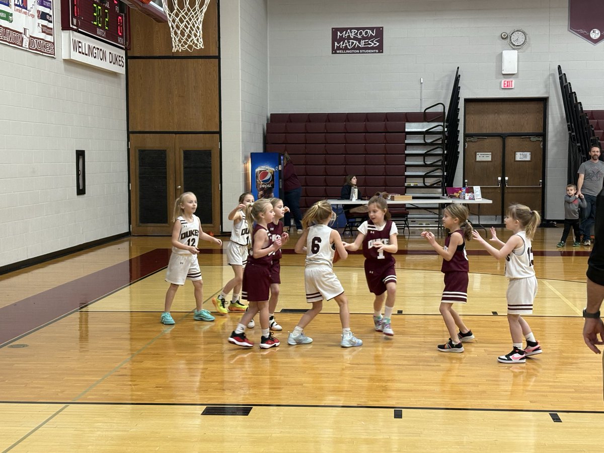WEVSD_sports's tweet photo. 2nd and 4th grade youth girls basketball teams are here with us tonight to cheer us on and provide halftime entertainment! https://t.co/Yvg8ZTorjf
