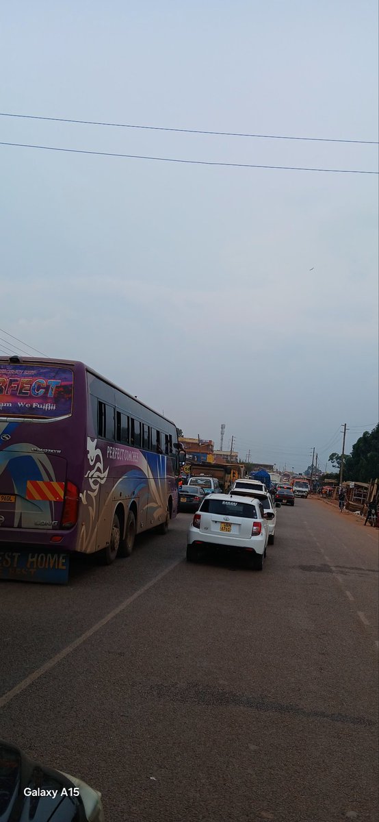 MosesKarugaba's tweet photo. Mpigi was jammed for 8hrs. Cars have all switched off engines and people are stranded. @PoliceUg and @mkainerugaba lets do something https://t.co/7NFjQA8blm