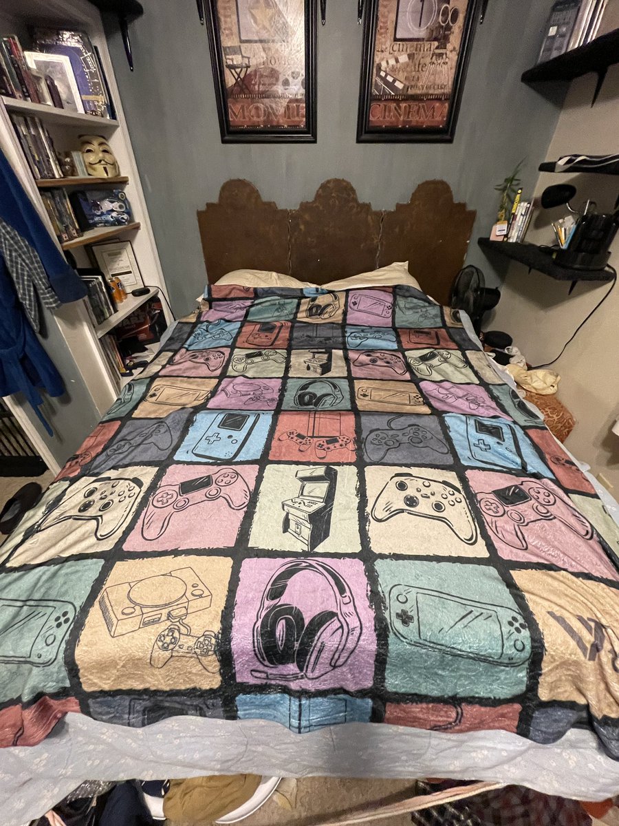 DylanCDigel's tweet image. Sister got me this soft fuzzy blanket from #Etsy for #Christmas. #retrogames #Nintendo #PlayStation #Xbox #Sega