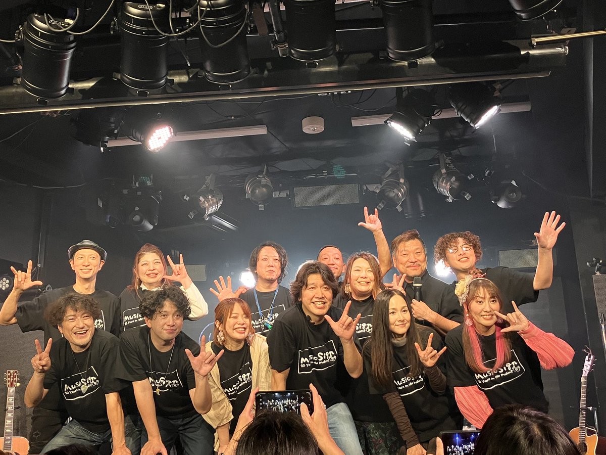 appleTappleT's tweet photo. 好きな人たくさん出てて最高やったなぁ
2人体制の『Juliet』も手話の動きつけてたし、やっぱりつよぽん&忍足さん入ると一気に世界観深まるし、湯野川広美ちゃんの『背景、終着駅』で泣き、アランで盛り上がり、SOONERSに心躍らせて、楽しかった〜!書ききれないけど全部よかった!
#musicsign https://t.co/Tt99qFPKT8