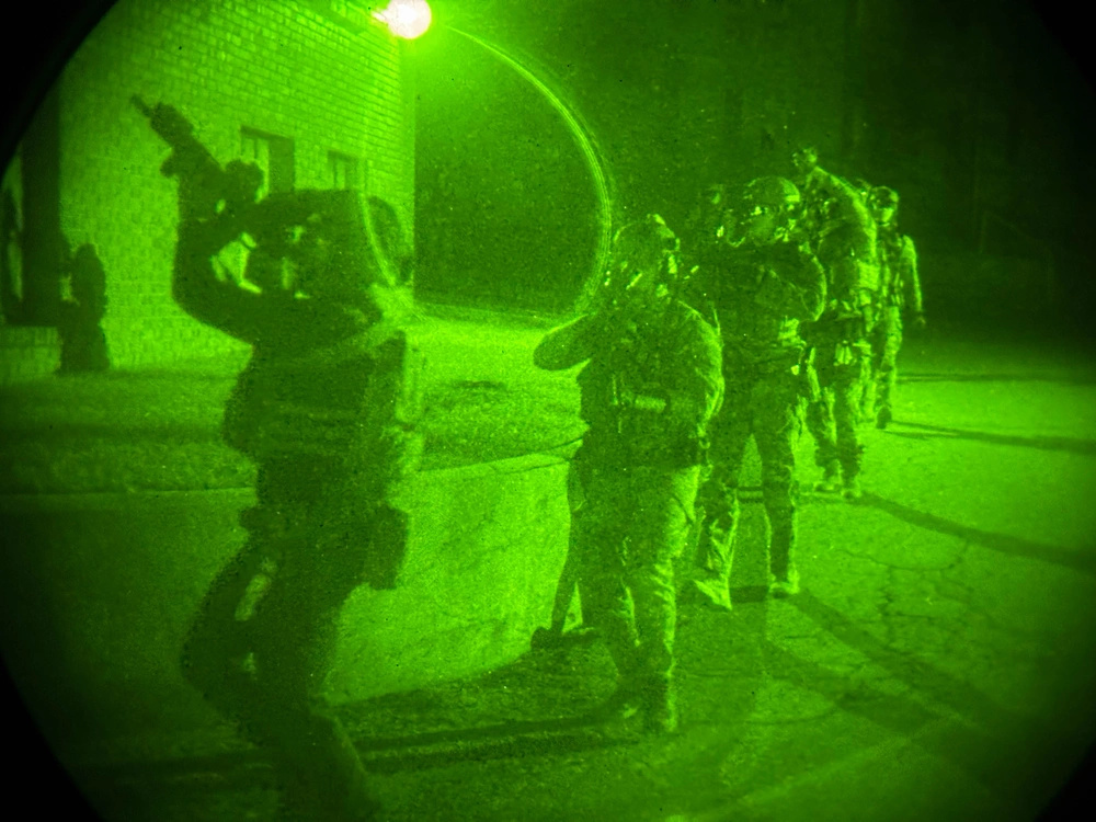 GoArmySOF's tweet image. Green Berets with the 10th Special Forces Group (Airborne) infiltrate an objective during a full mission profile training event in Colorado Springs, Colorado, Nov. 14, 2025. 

GOARMYSOF.ARMY.MIL

GO BEYOND 📲 Text 𝗦𝗢𝗥𝗕 to 𝟰𝟲𝟮-𝟳𝟲𝟵