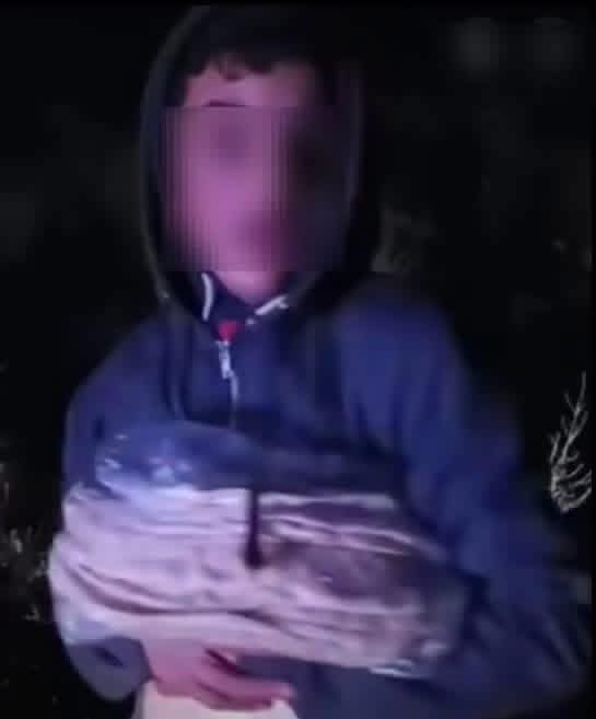 ALMOUTASSIMALKI's tweet image. ⚠️ اقبل راسك ويديك والخوف الذي ظهر بين عينيك 🙏🏻
ظهر طفلٌ صغير يتعرّض للإهانة والضرب على يد ثلاثة أشخاص، فقط بسبب طائفته وانتمائه، في مشهدٍ بالغ القسوة والاستهتار. مشهد يعيد إلى الذاكرة صور الذل والقهر التي تعرّض لها لاجئون سوريون في بلدان اللجوء على أيدي عنصريين وطائفيين بلا…