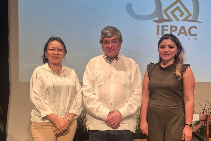 codhey's tweet image. En días pasados, acompañamos al Iepac Yucatán en su 30 aniversario y reafirmamos el derecho de la ciudadanía a participar y ejercer sus derechos político-electorales. Por la CODHEY asistió la encargada de Vinculación, Capacitación y Difusión, Janet del Rosario Rizos Malta.