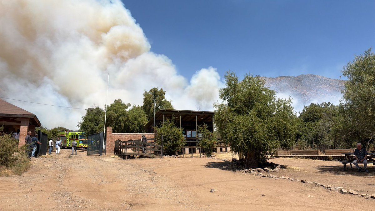 cbsantiago's tweet image. 🔴 AHORA: el Cuerpo de Bomberos de Santiago responde con voluntarios y máquinas de 14 Compañías ante 3ª Alarma de #Incendio forestal en San Carlos de Apoquindo y Camino las Flores, en la comuna de #LasCondes.
@Comandantecbs 
@Muni_LasCondes