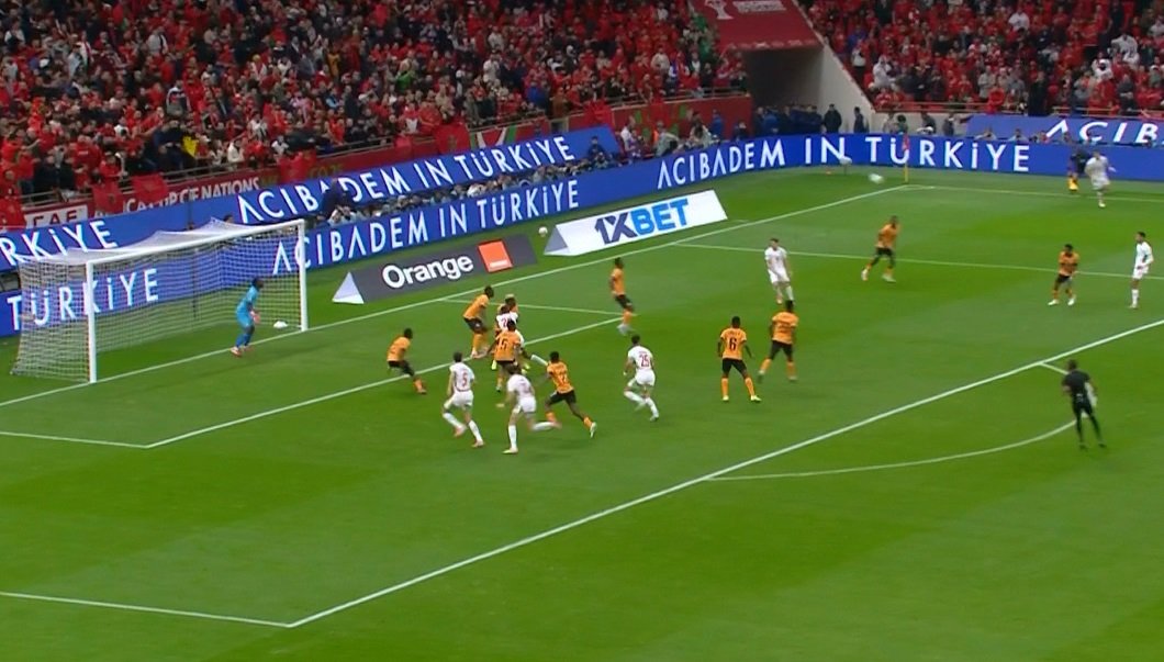 القناص أيوب الكعبي يهرب من المدافعين ويخطف الهدف الأول لـ المغرب برأسية مباغتة سكنت شباك منتخب زامبيا 