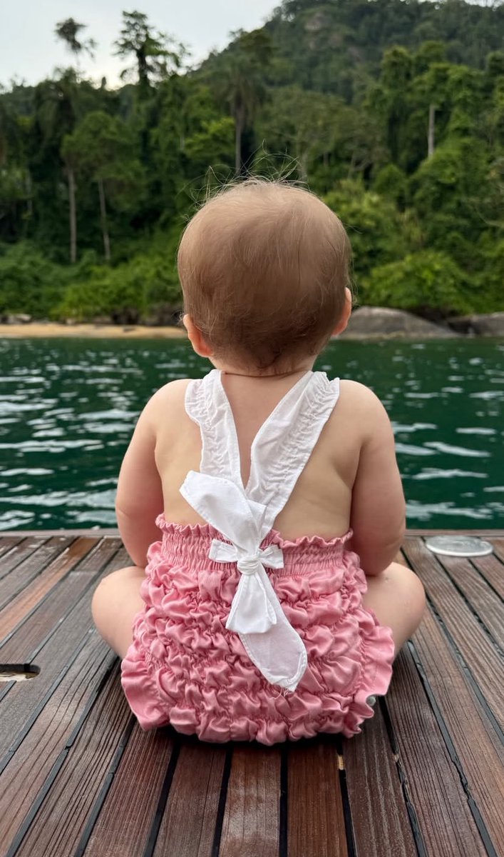 la forma en que Lily lleva su traje de baño, su cabello rubio y lo gordita que es 🥹❤️‍🩹